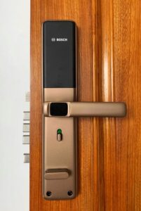 Khóa vân tay cửa gỗ tay gạt Bosch ID30 EU App Wifi