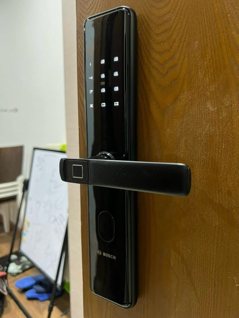 Khóa vân tay cửa gỗ tay gạt Bosch ID30 EU App Wifi