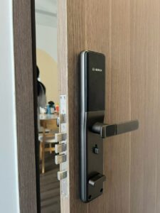 Khóa vân tay cửa gỗ tay gạt Bosch ID30 EU App Wifi