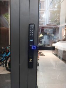 Cửa nhôm cao cấp JMA nên lắp loại khóa nào tốt hiện nay Khoá điện tử cửa nhôm Hubert HB CN77