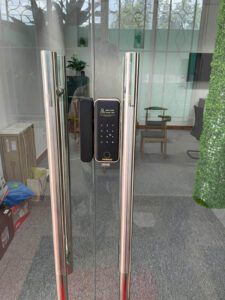 Khóa điện tử cửa kính Hubert HB CK68
