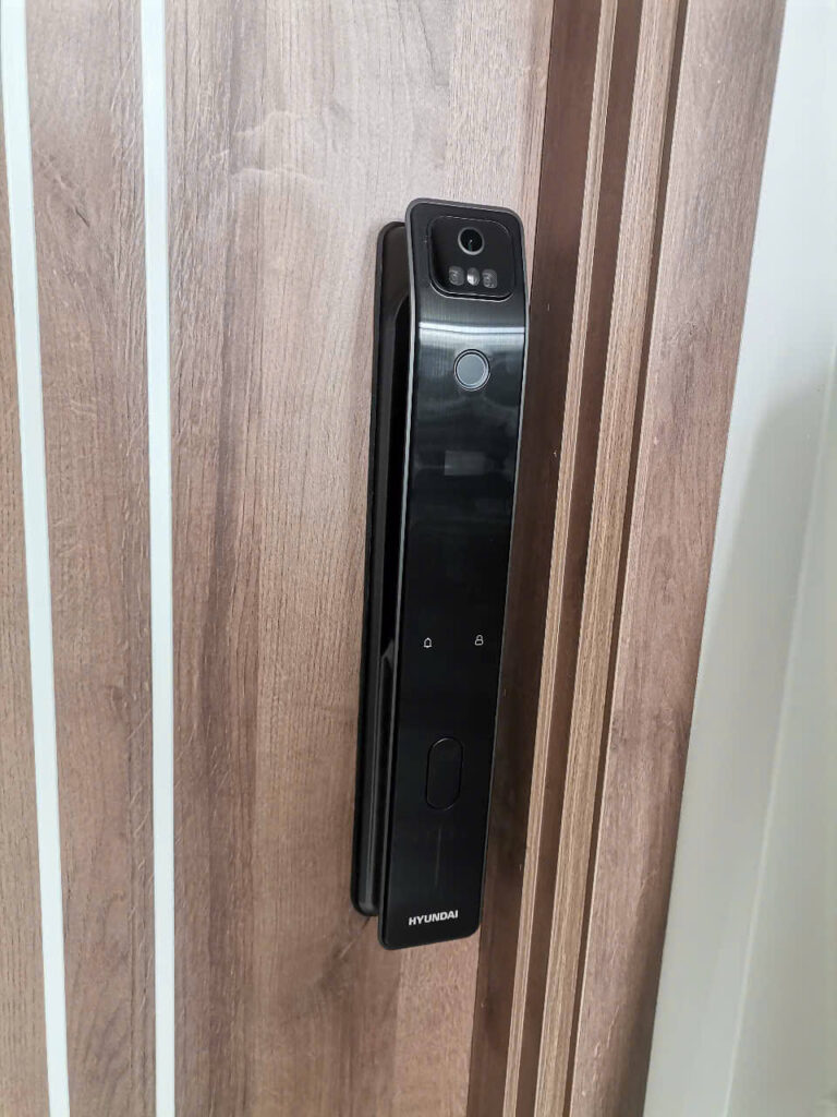 Những sai lầm phổ biến khi lắp đặt khóa cửa vân tay Khóa vân tay cửa gỗ tự động Hyundai HY-SLA808F Nhận Diện Khuôn Mặt