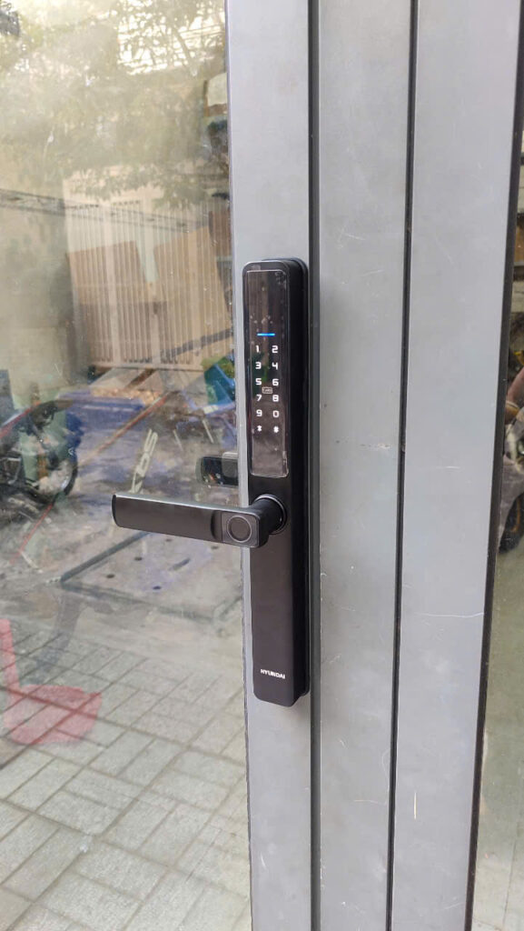 Khóa vân tay cửa nhôm tay gạt, chống nước Hyundai HY-SLS003