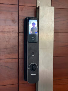 Khóa cửa vân tay tự động Bosch EL800VF EU Face ID