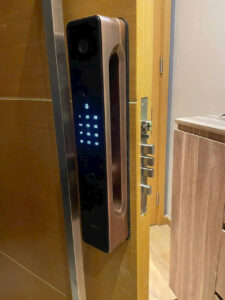 Khóa cửa vân tay tự động Bosch FU8 PLUS Face ID