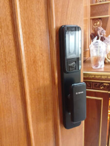 Khóa cửa vân tay tự động Bosch EL600VF EU Face ID