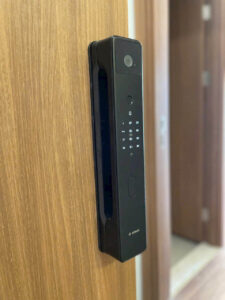 Khóa cửa vân tay tự động Bosch FU8 PLUS Face ID