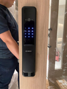 Khóa cửa vân tay tự động Bosch EL600VF EU Face ID