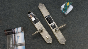 Khóa điện tử hiện đại không chỉ mang lại sự an toàn mà còn cung cấp nhiều tiện ích vượt trội cho người dùng Các tính năng thông minh trên khóa điện tử hiện đại