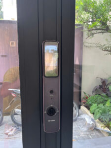 Khóa cửa vân tay tự động Bosch EL800VF EU Face ID