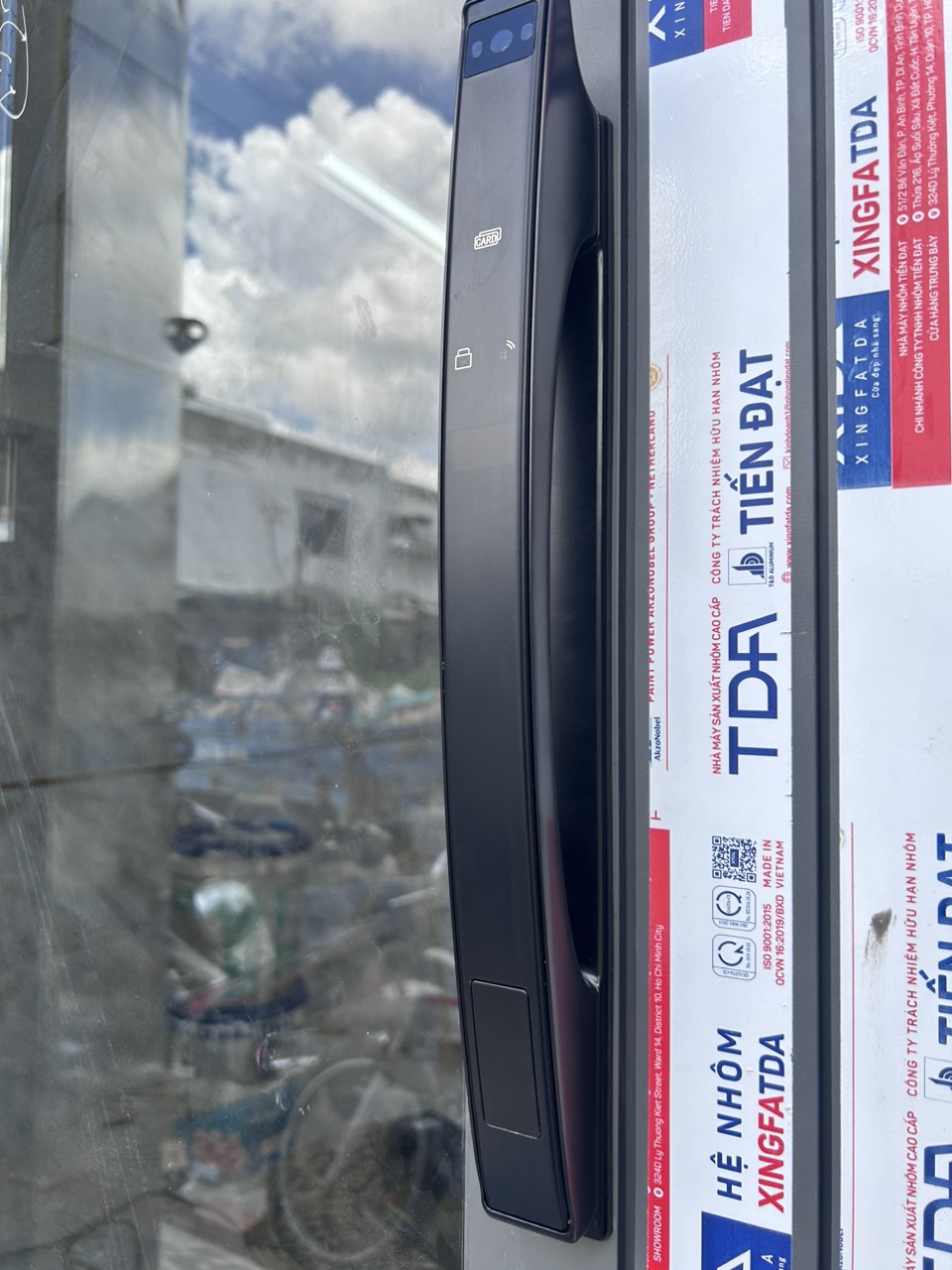 Cần lắp khóa vân tay cho cửa nhôm? Xem ngay địa chỉ thi công uy tín Khóa điện tử cửa nhôm DEMAX EL902