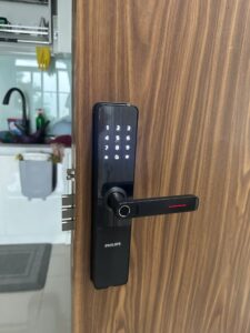 Thế nào là 1 khóa cửa gỗ đẹp đạt chuẩn kỹ thuật và thẩm mỹ Khóa điện tử PHILIPS DDL609-5HS