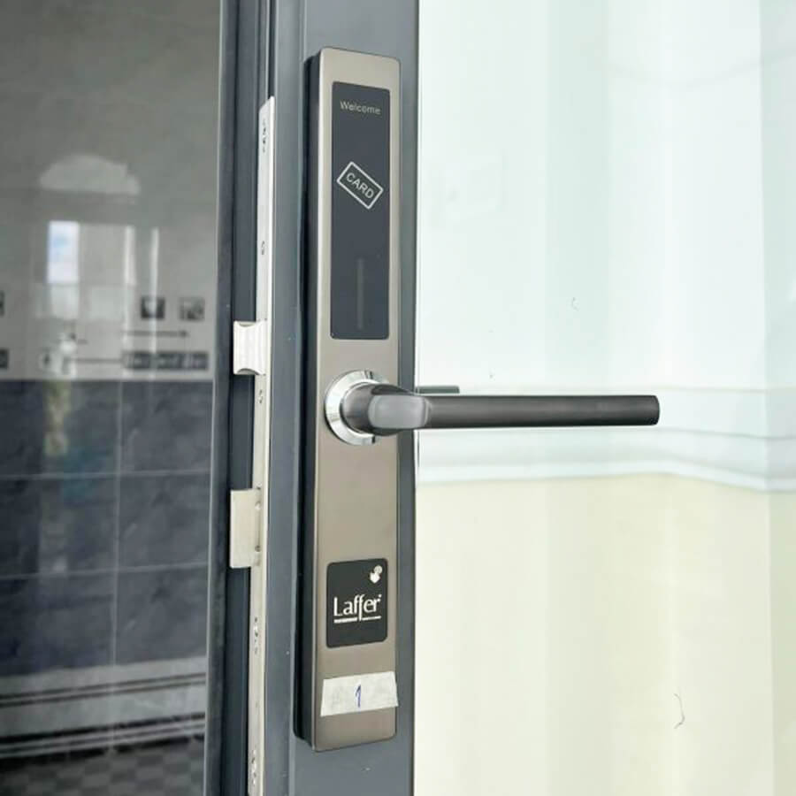 Khoá tay gạt cửa nhôm kính loại nên chọn loại nào phù hợp Khóa vân tay Laffer XF18