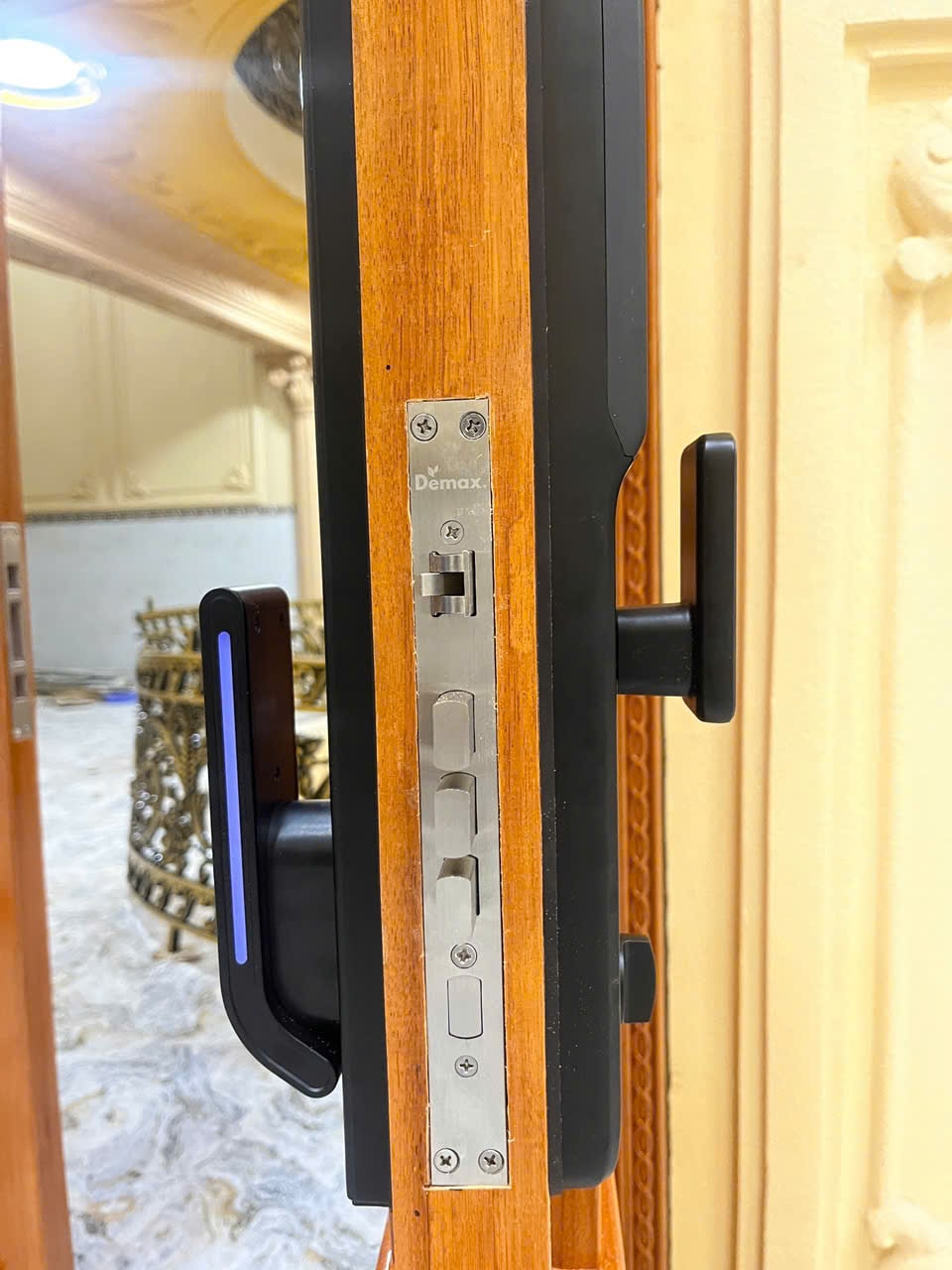 Khóa điện tử cửa gỗ DEMAX EL966 VF CNC DEMAX EL966 VF CNC Đen Nano hình ảnh thực tế