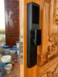 Ổ Khóa Vân Tay Cửa Gỗ Nào Phù Hợp Với Cửa Nhà Bạn? Khóa điện tử cửa gỗ DEMAX EL966 VF CNC Đen Nano hình ảnh thực tế