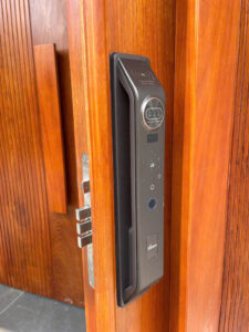 Khóa cửa bằng thẻ từ, qua app giải pháp an ninh thông minh Khóa điện tử cửa gỗ DEMAX EL912