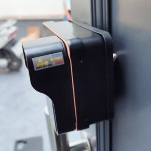 Lắp đặt khóa vân tay cửa cổng chống nước nhà chị Quỳnh , Quận 12 khoa dien tu hubert hb cc79 titan