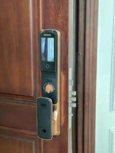 Lắp đặt khóa điện tử Philips quận 9