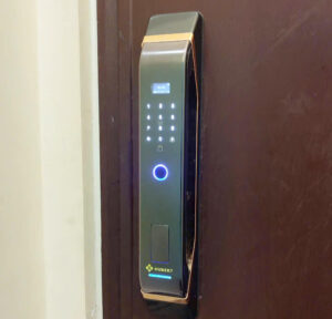 Khóa điện tử cửa gỗ Hubert HB CG68