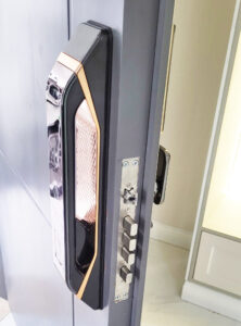 Khóa điện tử cửa gỗ Hubert HB CG68VF