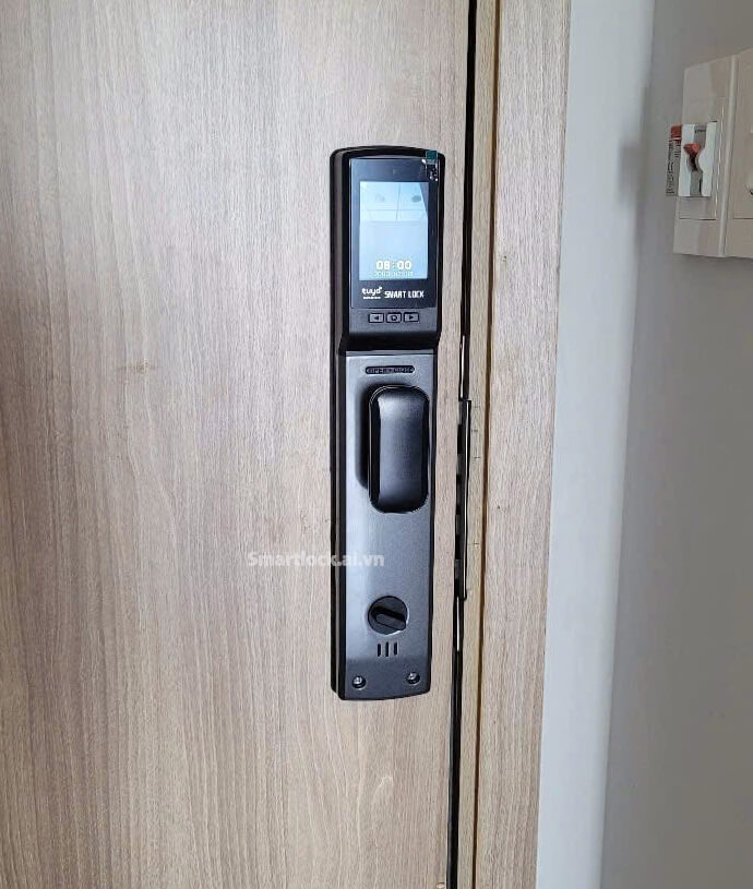 Khóa điện tử cửa gỗ Hubert HB CG25F Black Hình ảnh thi công lắp Khóa điện tử cửa gỗ Hubert HB CG25F