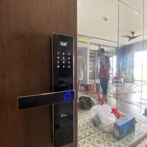 Khóa điện tử cửa gỗ DEMAX EL680 CNC BN (hình ảnh thực tế)