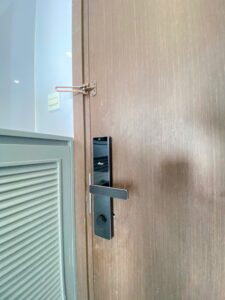 Hướng dẫn chọn khóa điện tử cửa gỗ chính hãng, bền, giá tốt Khóa điện tử cửa gỗ DEMAX EL680 CNC Hình ảnh thực tế
