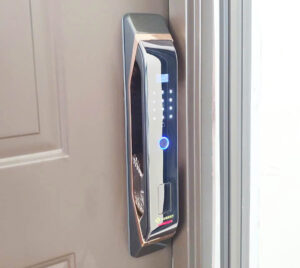 Khóa điện tử cửa gỗ Hubert HB CG68