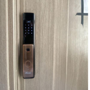 Khóa điện tử thông minh cửa nhựa giá tốt, bền, đẹp | Smart Lock Hình ảnh lắp đặt khóa điện tử Demax SL828
