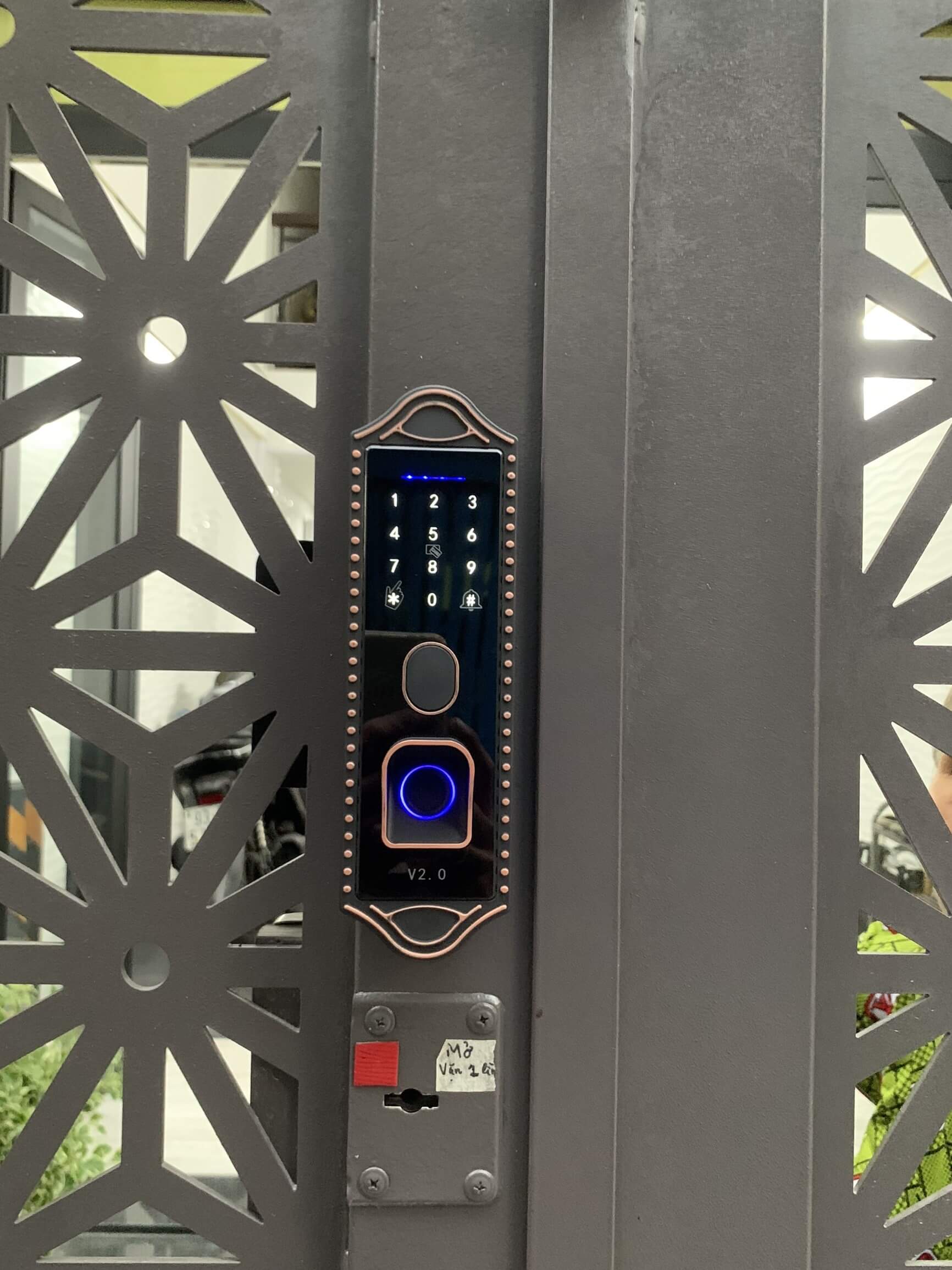 Khóa Cửa Cổng Vân Tay Có Gì Đặc Biệt | Smart Lock Hình ảnh thực tế cửa cổng Hubert HB CCI3