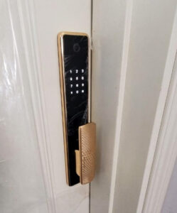 Có nên mua khóa cửa điều khiển từ xa bằng điện thoại giá rẻ? Lắp đặt Hubert HB CG99 Gold 24K