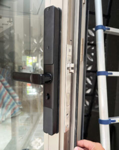 Giá khóa cửa vân tay nhập khẩu bảng giá và cung ứng toàn quốc Lắp đặt khóa vân tay cửa nhôm kính