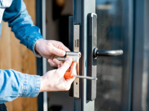 Thay pin khóa cửa thông minh để mở cửa mượt như mới Quy trình thay pin khóa cửa thông minh từng bước