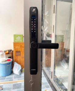 Thi công lắp khóa cửa nhôm Xingfa