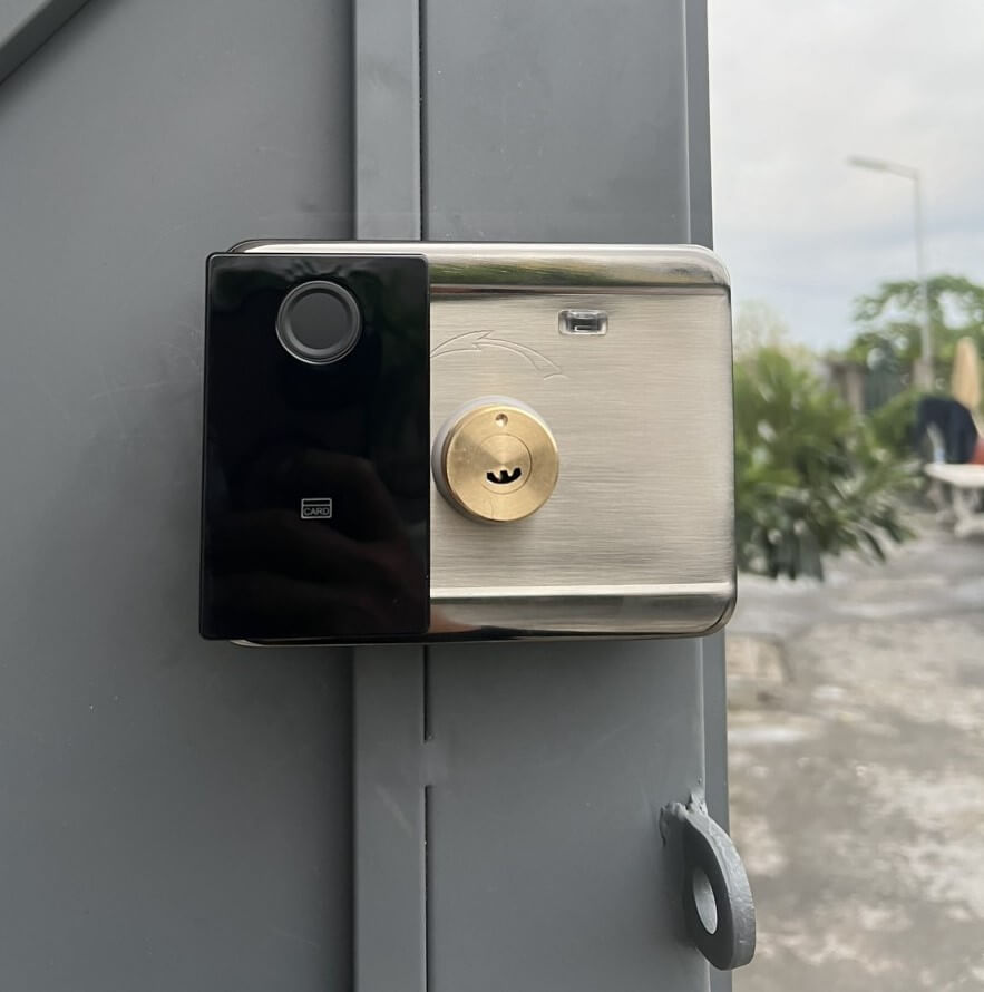 Các mẫu khóa cửa cổng giá rẻ đẹp đáng tham khảo hiện nay Khóa thông minh cửa cổng Hubert CC68