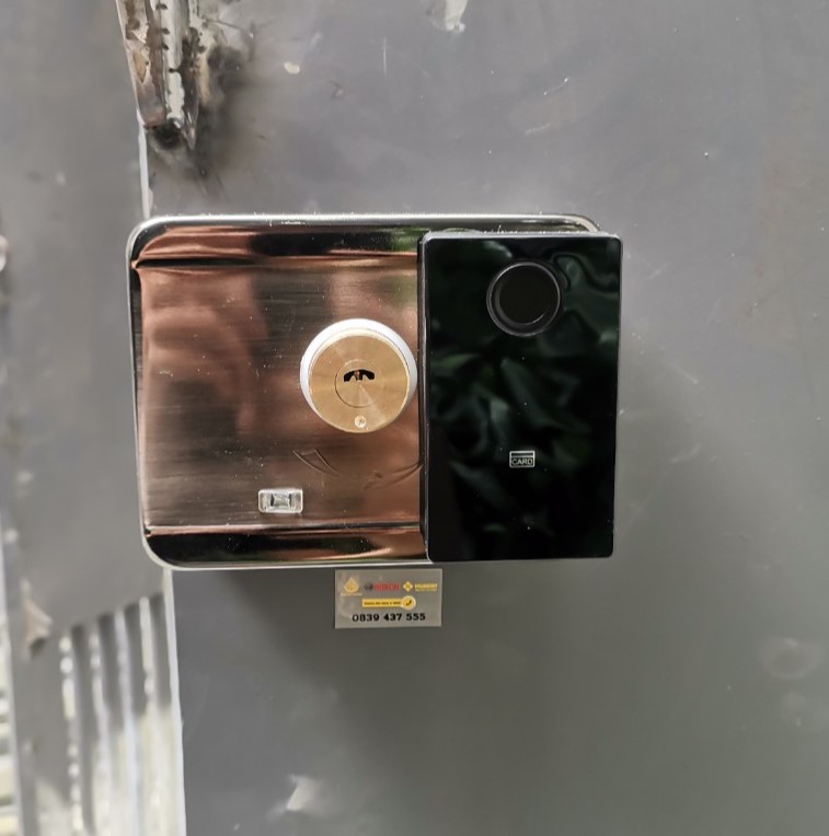 Các mẫu khóa cửa cổng giá rẻ đẹp đáng tham khảo hiện nay Khóa vân tay điện tử cửa cổng Hubert HB CC68