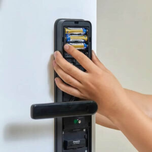 Thay pin khóa điện tử