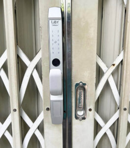 Khóa vân tay cửa lùa, cửa trượt quay Laffer R1