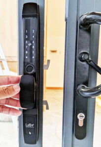 Khóa vân tay cửa lùa, cửa trượt quay Laffer R1