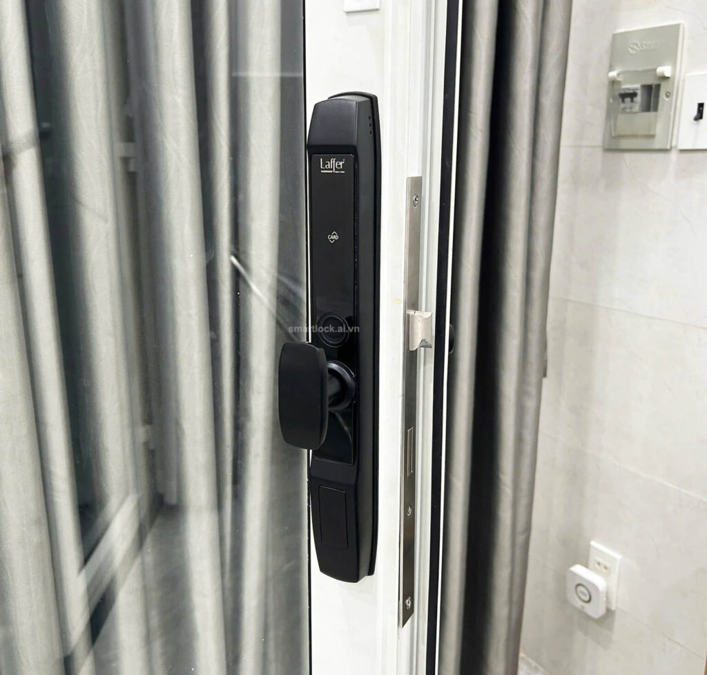 Lắp đặt khóa cửa nhôm kính Laffer màu đen
