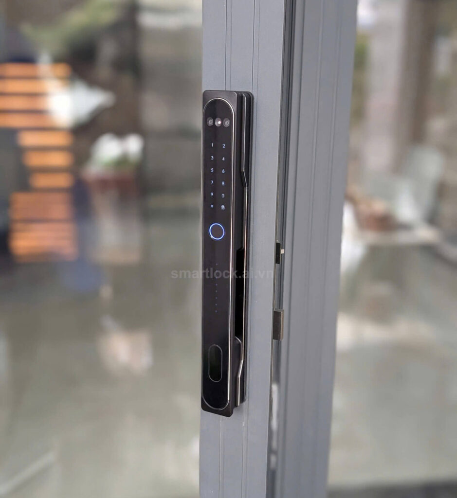 Hình ảnh lắp đặt khóa cửa nhôm kính chuẩn kỹ thuật, đẹp