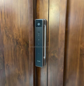 Cửa hàng khóa vân tay gần đây, lắp đặt tận nơi, có mặt sau 15 phút Thi công lắp đặt khóa Bosch FU8 Plus Face ID cho khách hàng