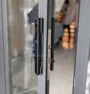 Cửa hàng khóa vân tay gần đây, lắp đặt tận nơi, có mặt sau 15 phút Thi công lắp đặt khóa vân tay cửa nhôm kính Avolock AN 388