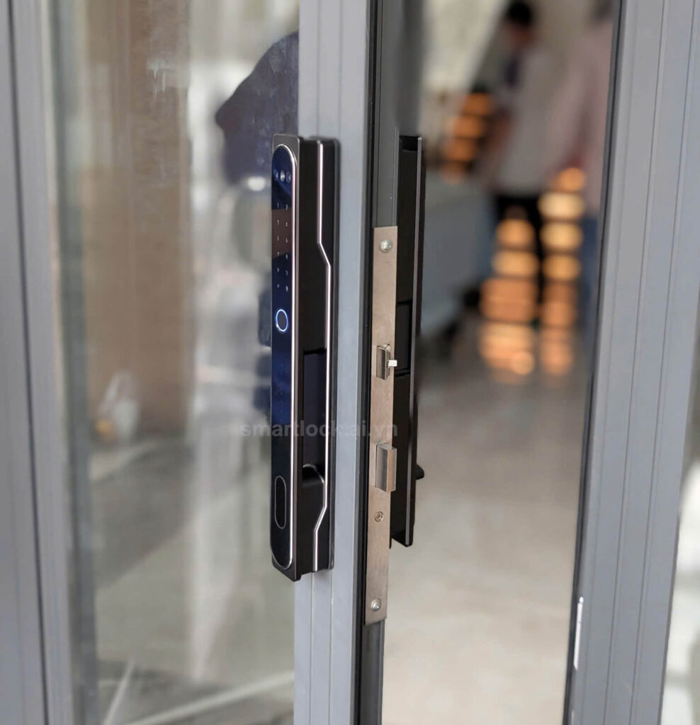 Thi công lắp đặt khóa vân tay cửa nhôm kính Avolock AN 388