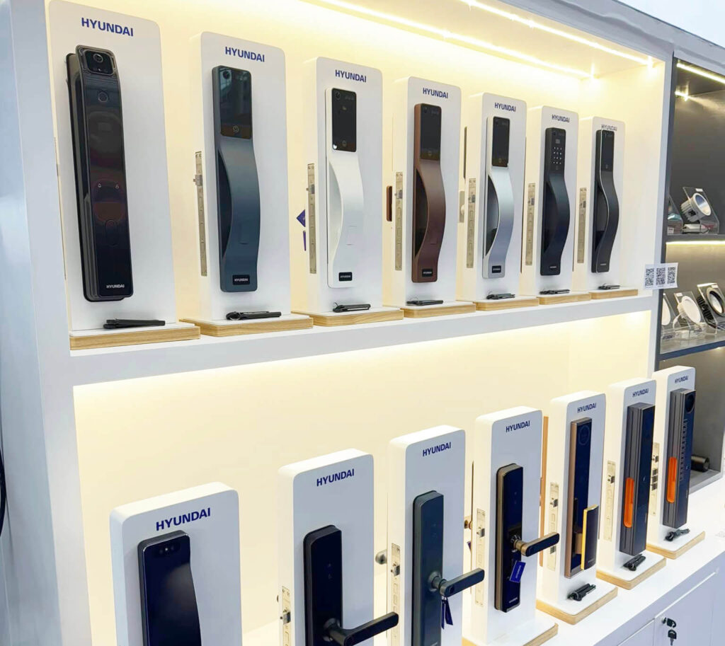 Đơn vị nhận thi công Khóa cửa vân tay điện tử Gia Lâm Khóa cửa vân tay Hyundai Smart Lock trưng bày tại showroom chính hãng