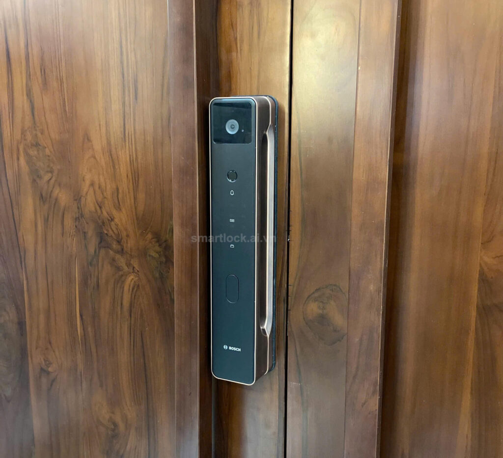 Lắp khóa Bosch FU8 Plus trên cửa gỗ