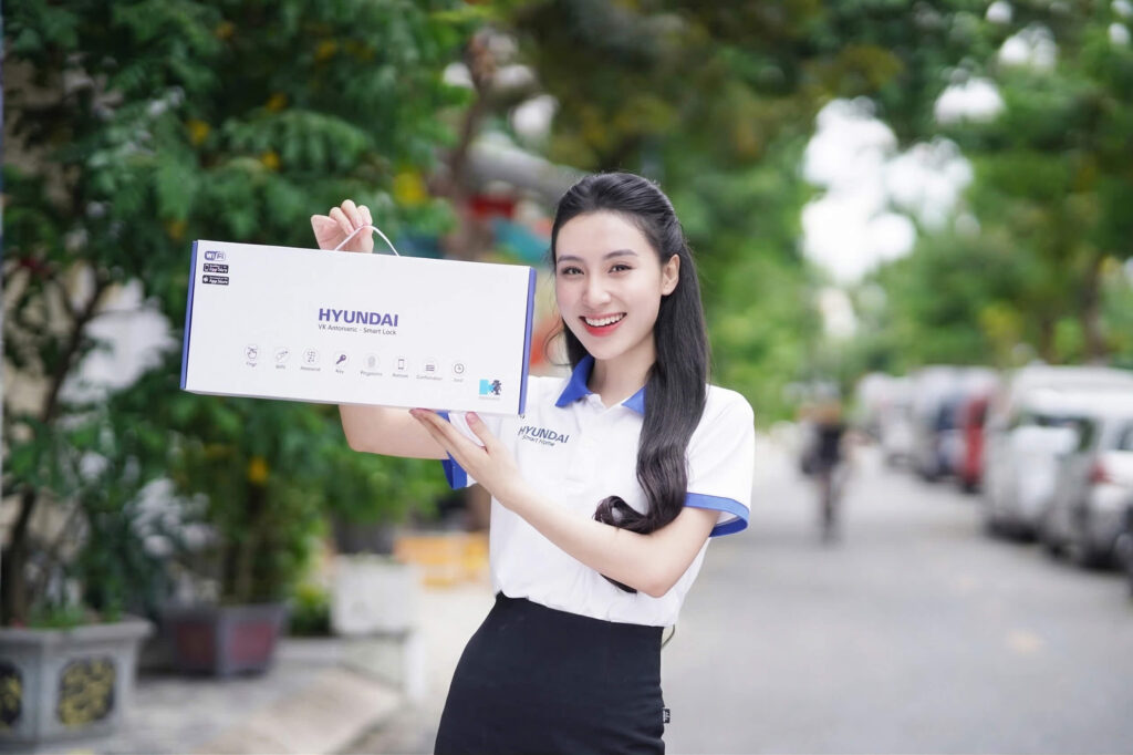 Nhân viên Hyundai Smart Lock giới thiệu hộp khóa cửa vân tay chính hãng
