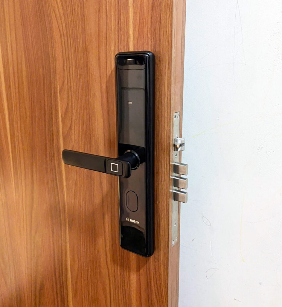 Hình ảnh lắp khóa cửa điện tử Bosch ID30 trên cửa gỗ chung cư, căn hộ gần nhất