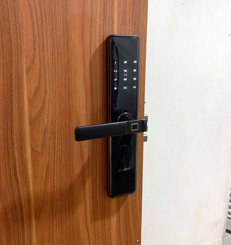 Lắp đặt khóa cửa điện tử Bosch ID30 trên cửa gỗ chung cư, căn hộ gần nhất