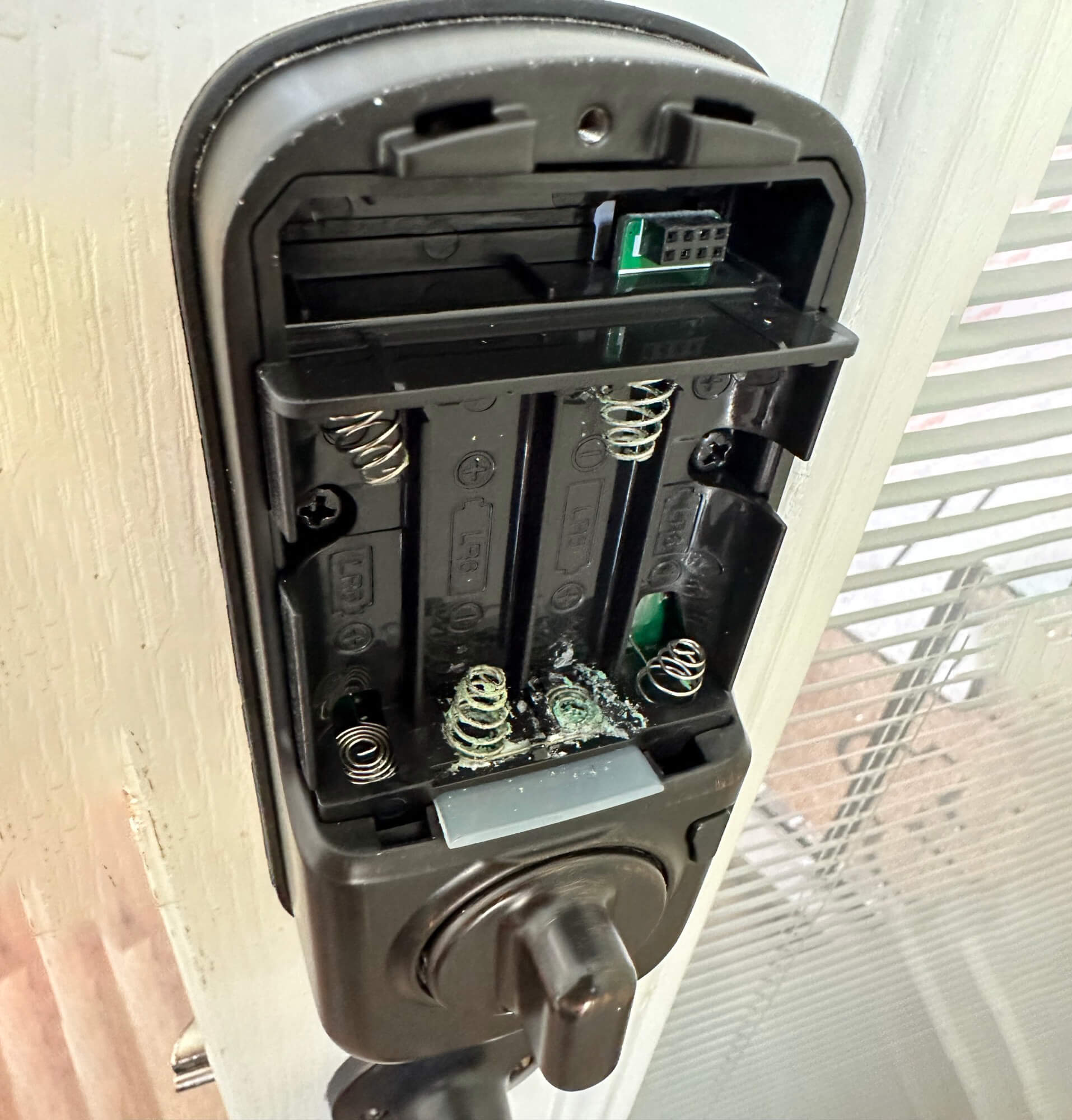 Dịch vụ sửa Khóa cửa vân tay điện tử Hà Nội | Lắp Đặt Trọn Gói Tiếp điểm bị oxy hóa, lò xo tiếp xúc yếu - Sửa chữa khóa điện tử